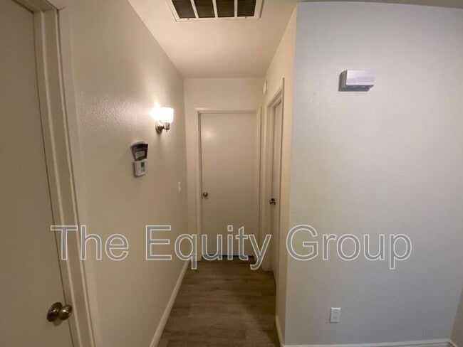 Building Photo - 5716 W Robinwood Ave