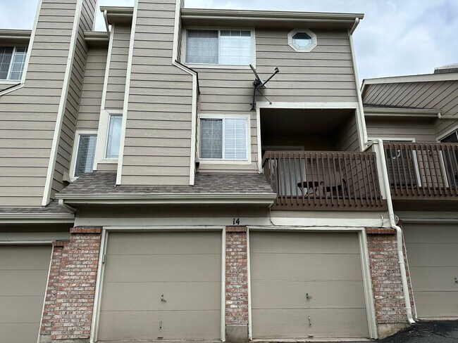 Building Photo - Spacious 2 Bed 2.5 Bath in the heart of Indian Creek