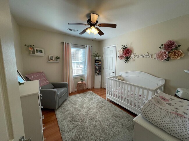 Building Photo - Fall in love with this 4 bedroom/ 2 bathroom single family home!