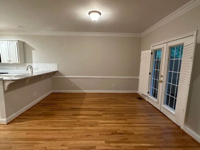 Building Photo - Stunning Townhome - Irving Park