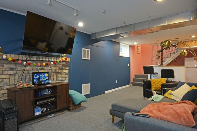 Building Photo - Mid-Century Charm and Comfort with a Sauna!