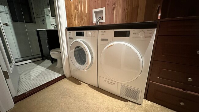 Building Photo - 1205 W Sherwin Ave