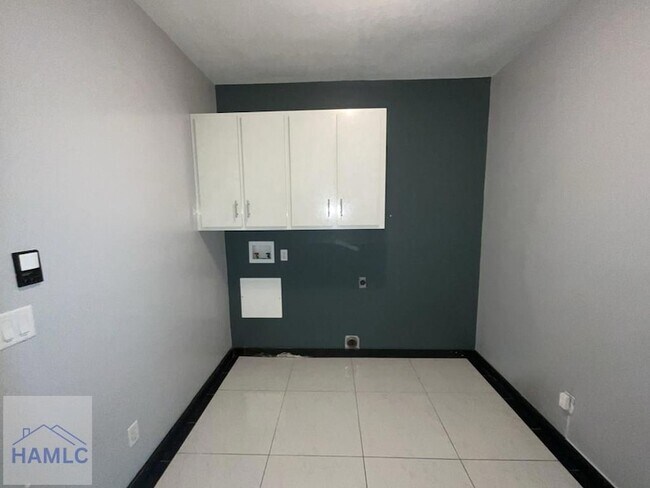 Building Photo - 380 Tremain Dr