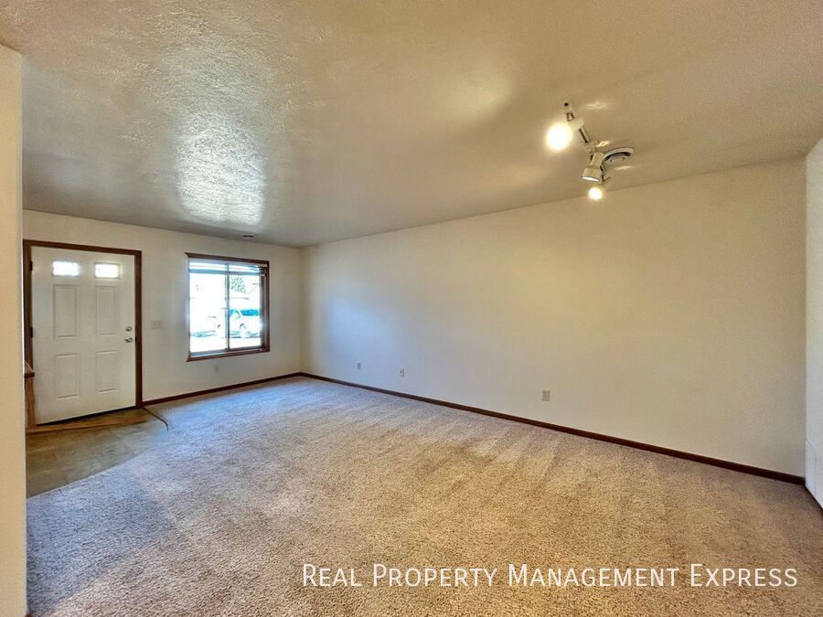 Building Photo - Cozy 1 Bedroom 1 Bathroom Townhome in Brandon, SD