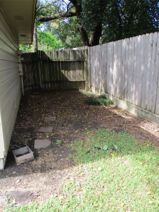 Building Photo - 10834 Sugar Hill Dr