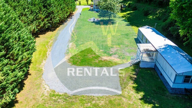 Building Photo - Charming 3-bedroom, 2-bath single wide trailer in Whittier, NC available now for year-long lease.