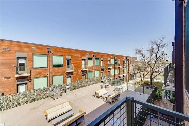 Building Photo - 1800 E 4th St