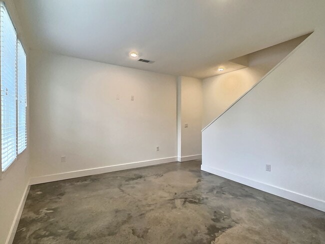 Building Photo - Flat for Rent in Hampstead! First month’s rent FREE!