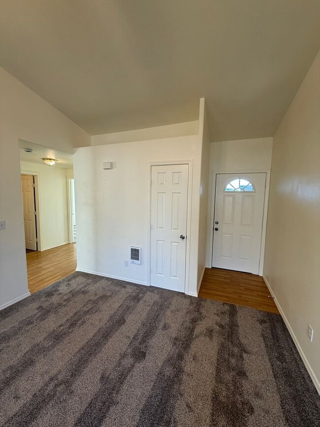 Building Photo - Charming 3 Bedroom 2 Bathroom Home in Quiet Neighborhood!