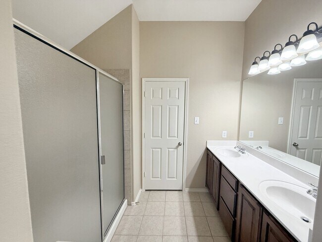 Building Photo - Beautiful, spacious 3B/2B home near the lake