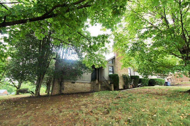 Building Photo - 706 Greenbriar Dr