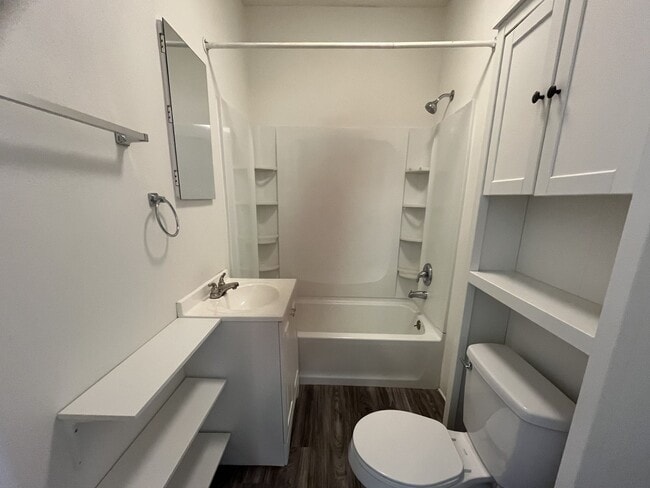 Building Photo - 1 bed, 1 bath located in Corona!