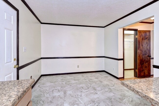 Building Photo - Lovely 2-Bedroom, 1.5-Bath End Unit Townho...