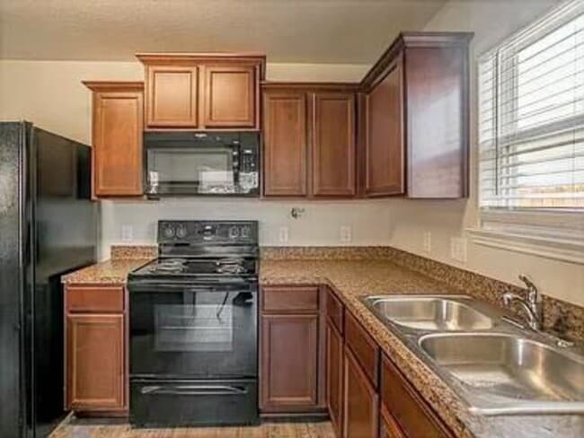 Building Photo - 976 Lake View Cir W