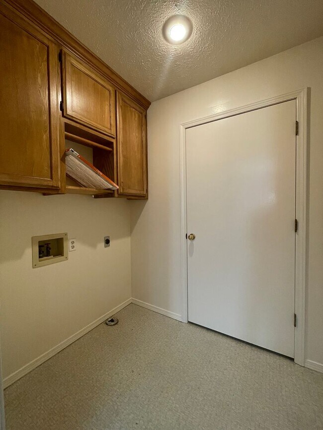 Building Photo - Southern Hills 3 Bedroom 2 Bath Duplex-New...