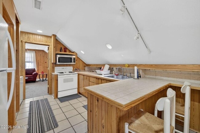 Building Photo - UNIQUE FURNISHED APARTMENTS WITH CUSTOM WOODWORK