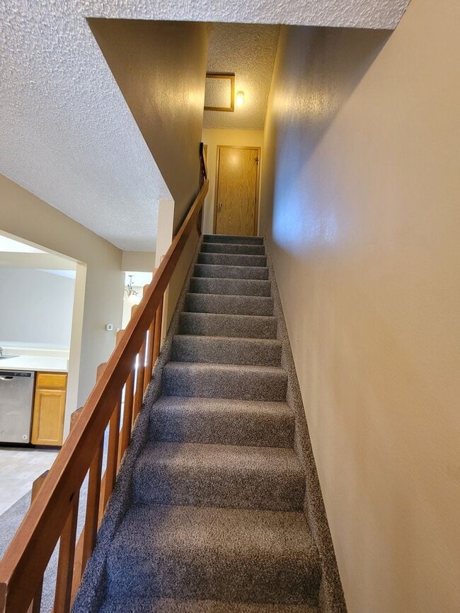 Building Photo - Great Townhome in a Gated Community