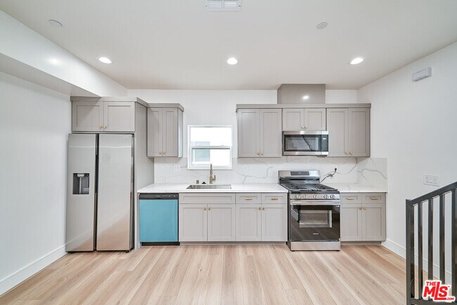 Building Photo - 1108 Queen Anne Pl