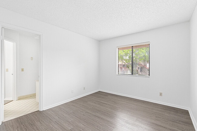 Building Photo - 5530 Coach House Cir