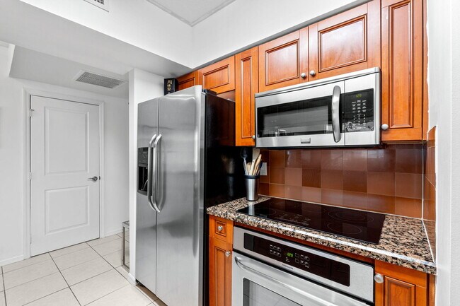 Building Photo - 347 N New River Dr E