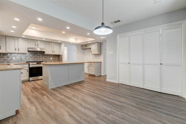 Building Photo - 9614 Charter Ridge Dr