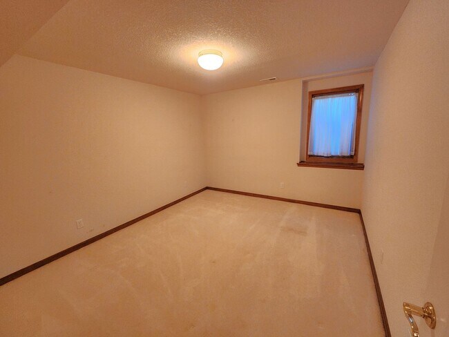 Building Photo - Executive 3+BR, 3BTH Rancher, 2car gar (with ALL utilities only $450/mo) and lawncare and snow re...