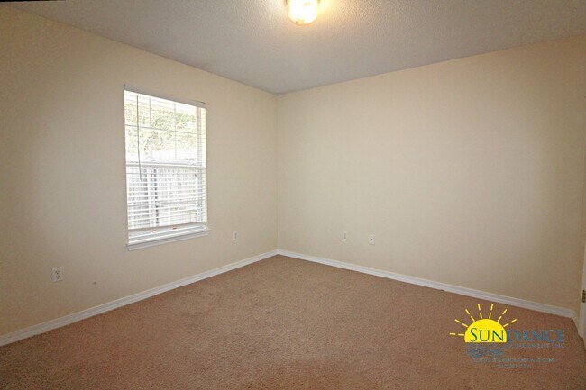 Building Photo - Great 3 Bedroom Home in Mary Esther!