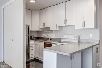 Building Photo - 0 bedroom in Chicago IL 60614