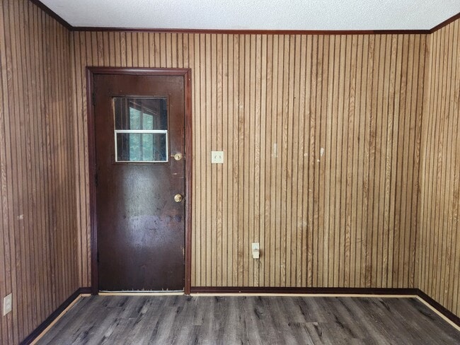 Building Photo - 2131 Woodside Dr