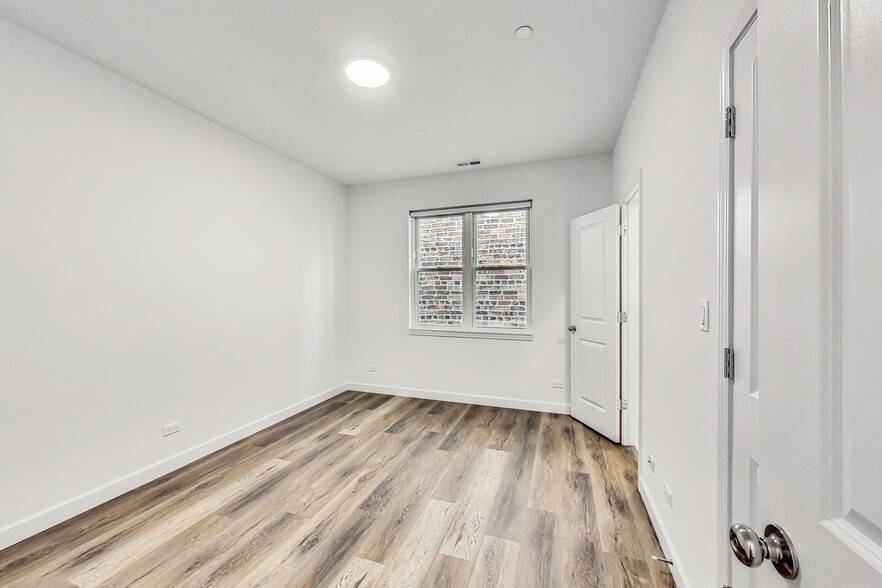 Building Photo - 5126 S Kenwood Ave