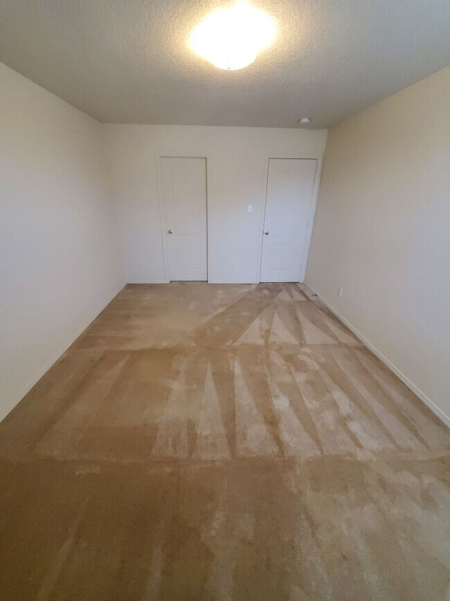 Building Photo - Stunning 2 story 2575 sq ft home- New Carpet