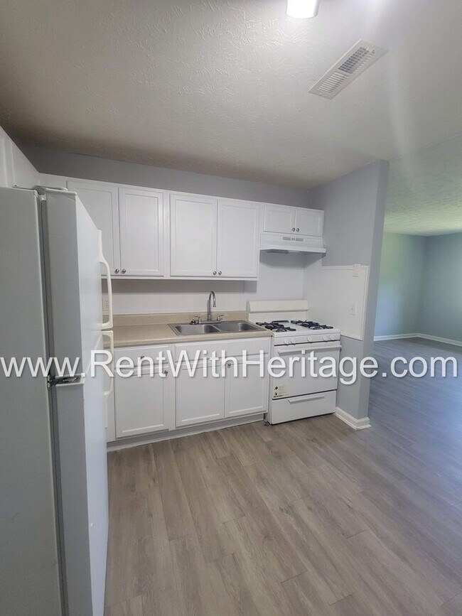 Building Photo - GORGEOUS BRICK RANCH / DUPLEX WITH UPGRADES GALLORE/ GREAT LOCATION