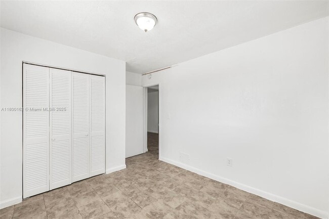 Building Photo - 126 SW 18th Ave