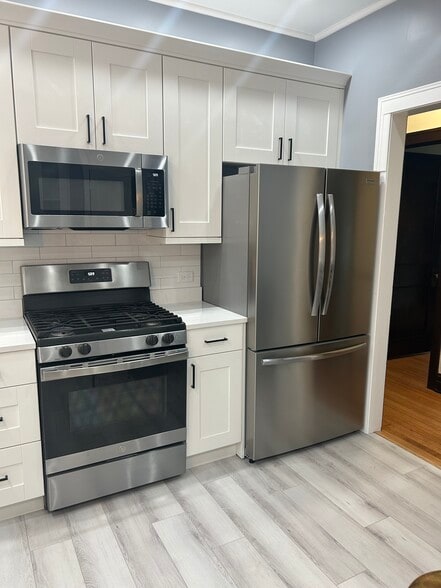 Bright spacious newer Kitchen - 220 W Harris Ave