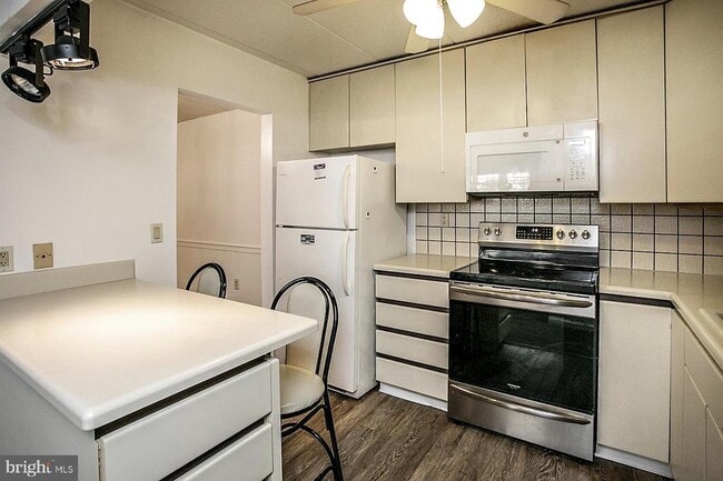 Building Photo - 154 Woodstream Dr