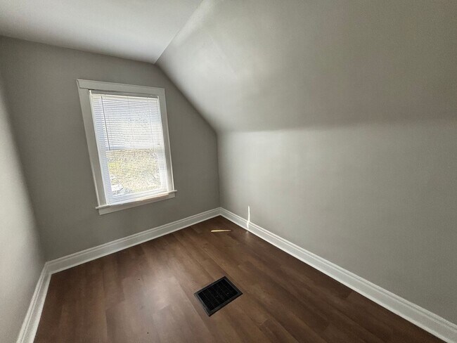 Building Photo - 3-bedroom, 1-bath house: $1050