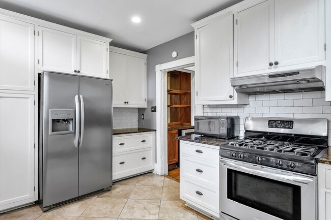 Building Photo - FAN DISTRICT HOME WITH 3 BEDROOMS AND 3 FULL BATHS