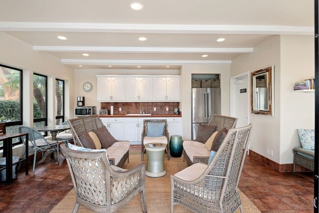 Building Photo - This wonderful East Beach Townhome Awaits!
