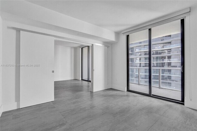Building Photo - 1010 Brickell Ave