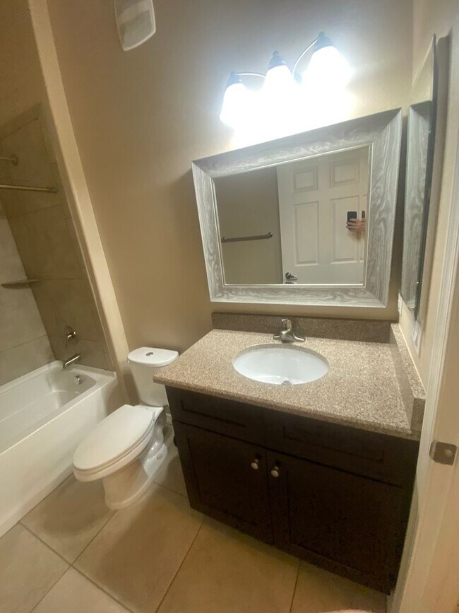 Building Photo - Spacious and Updated 3 Bed/2 Bath Condo w/Garage - Mesa