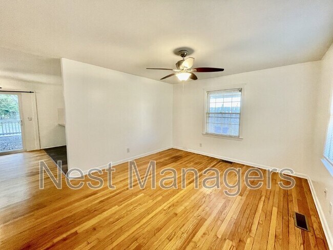 Building Photo - 3522 Thomas Dr