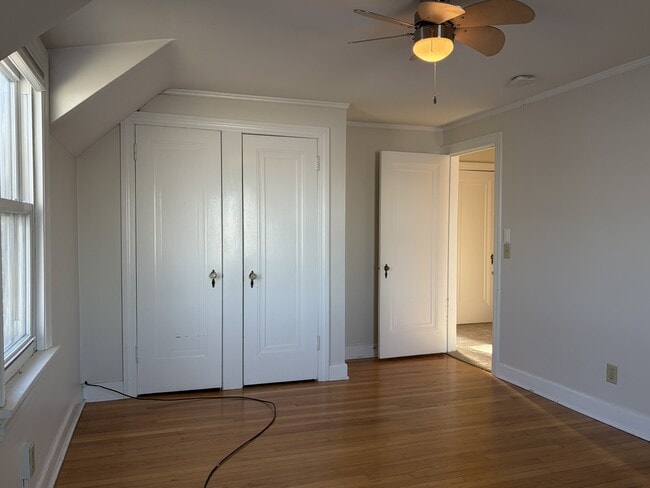 Building Photo - 934 W Shore Dr