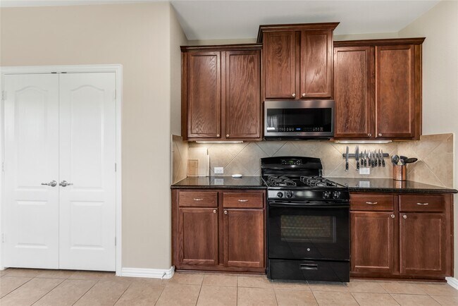 Building Photo - 512 Forest Village Cir