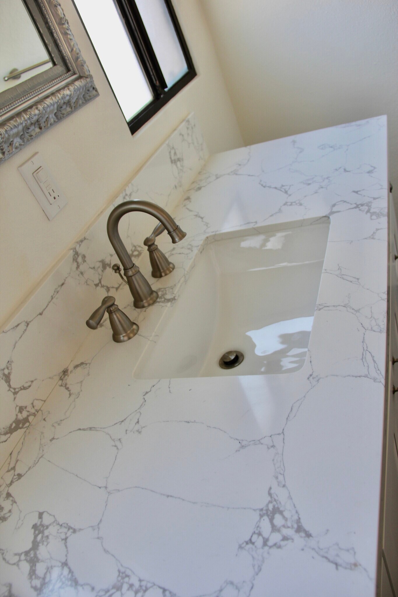 front bath - 1239 S Hudson Ave