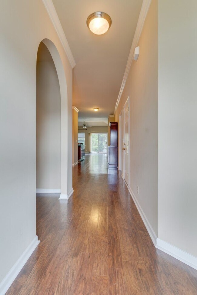 Building Photo - Beautiful 2-Bed, 2.5-Bath Townhouse in Har...