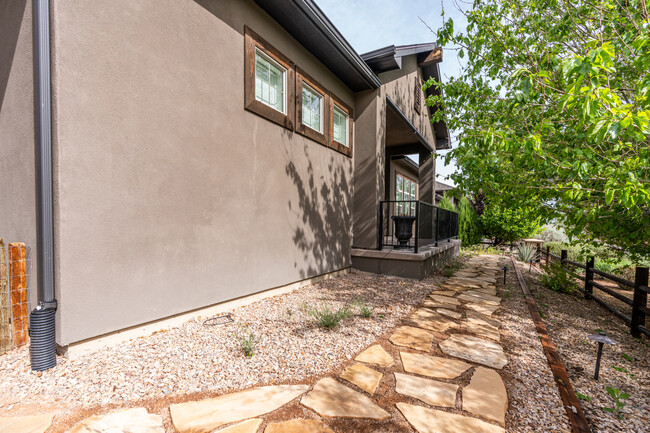 Building Photo - 2094 Two Wood Dr