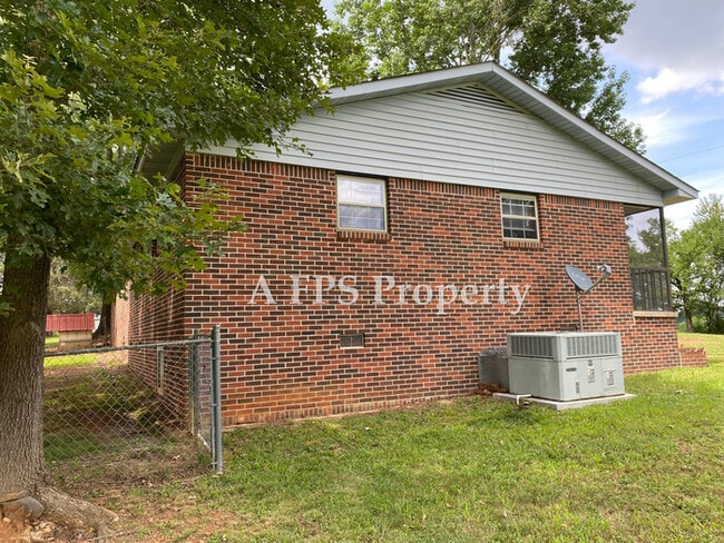 Building Photo - 583 S Holcomb Rd SW