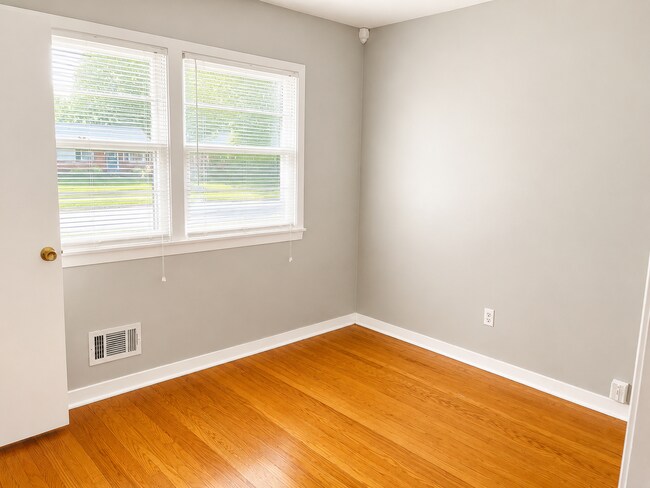 Building Photo - 6207 Middlerose Cir