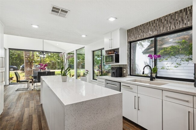 Building Photo - 64 N Timber Top Dr