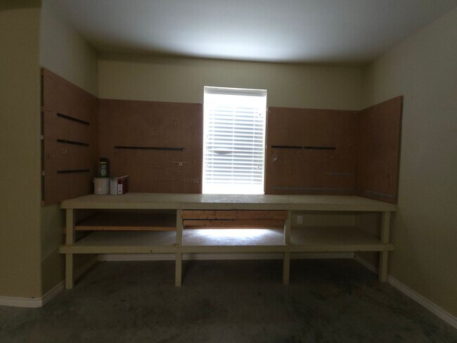 Building Photo - BEAUTIFUL and SPACIOUS 3-bedroom, 2-bathro...